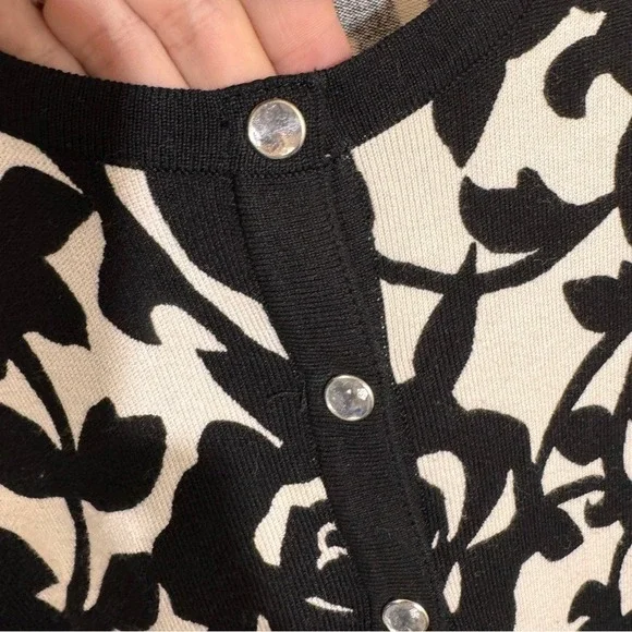 White House Black Market Cardigan Sweater XS Roses Snap Button Fitted Career - Picture 5 of 9